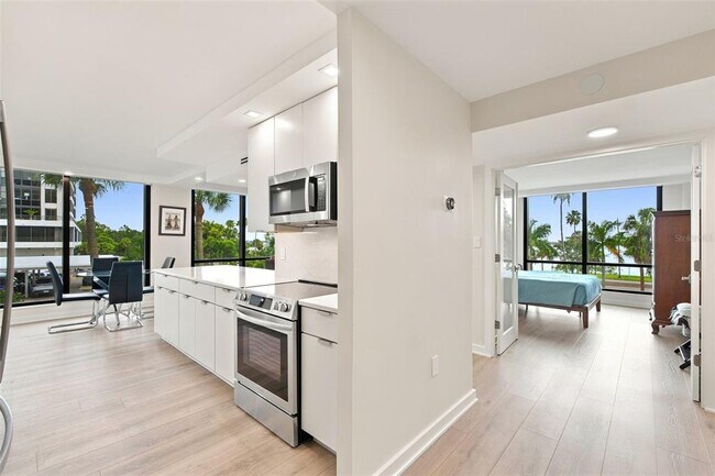 Building Photo - 707 S Gulfstream Ave