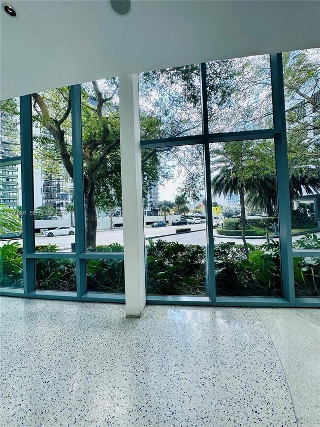 Building Photo - 601 NE 36th St