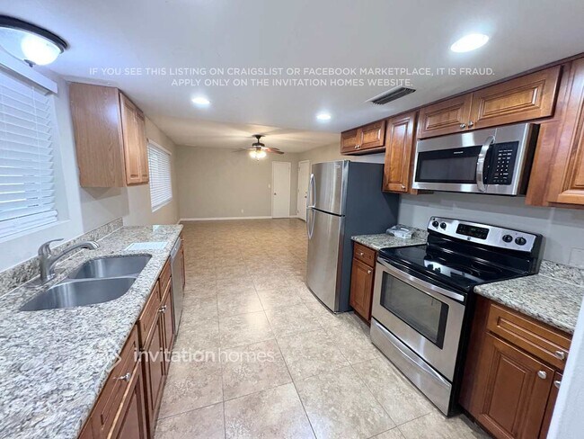 Building Photo - 1720 E Dana Ave