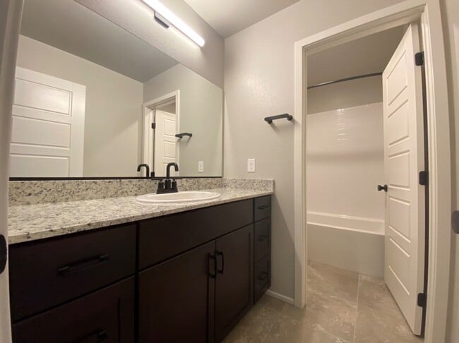Building Photo - AMAZING GATED 3 BED 2.5 BATH 2 CAR GARAGE !