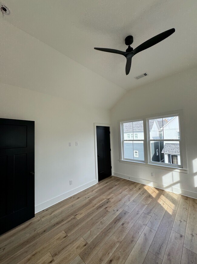 Building Photo - 509 Rosedale Ave