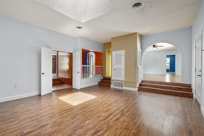 Building Photo - 2106 Allred Dr