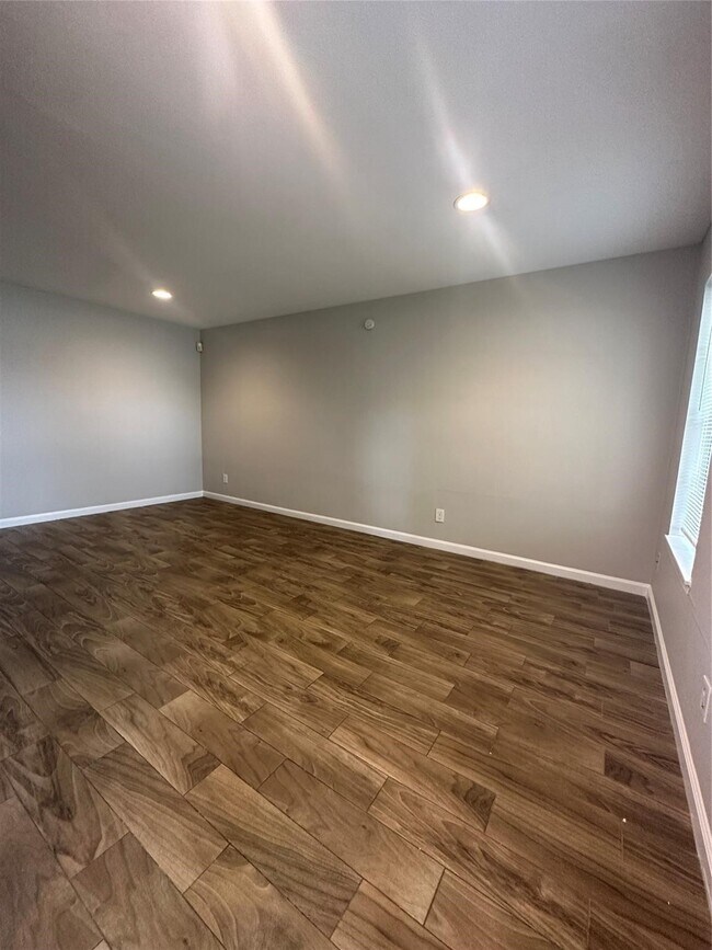 Building Photo - 10004 Westview Dr