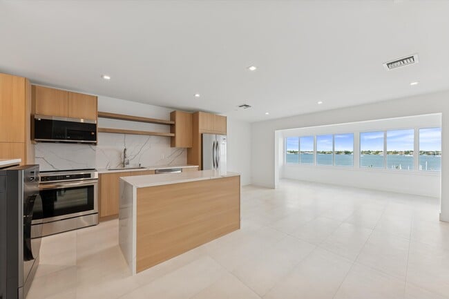 Building Photo - 300 53rd St