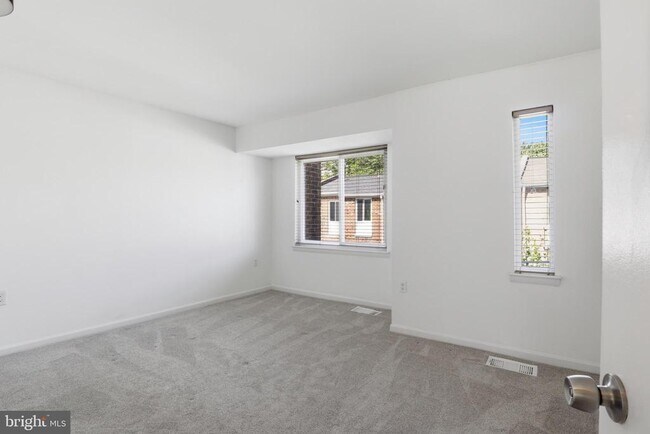 Building Photo - 264 N Stevenson Sq