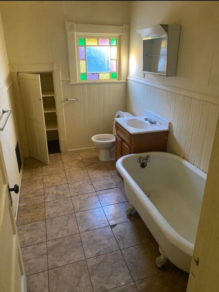 Building Photo - 384 Meek St