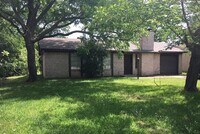 Building Photo - 3 bedroom/1.5 Bath with bonus room