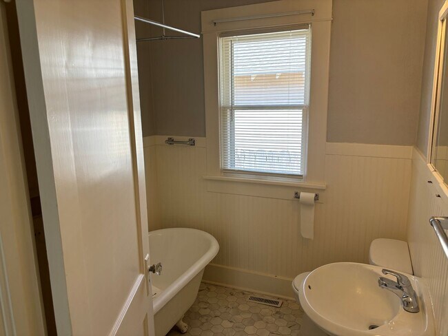 Building Photo - Beautiful 3 bedroom home