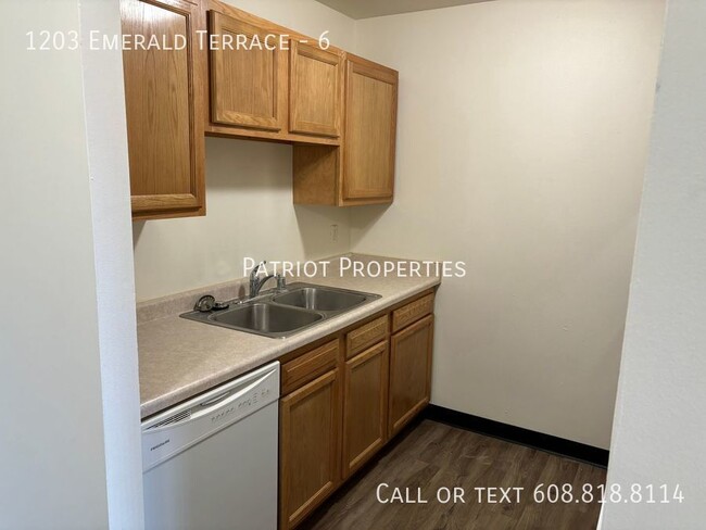 Building Photo - 1 bedroom/ 1 bath apartment in Sun Prairie...