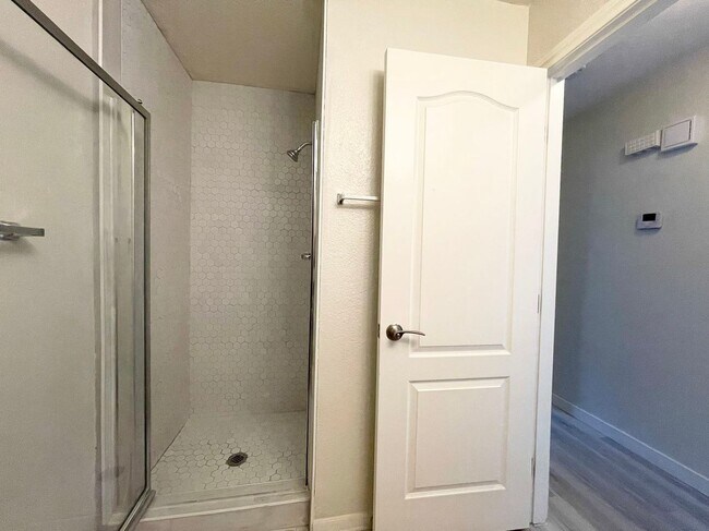 Building Photo - Gated Community Condo