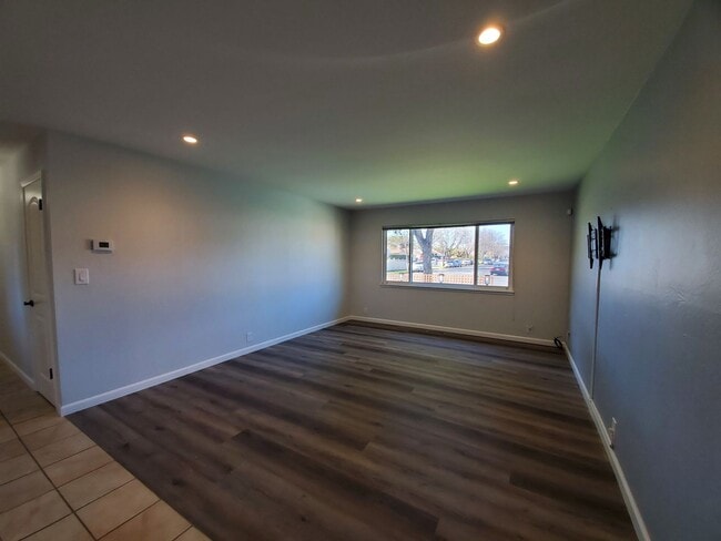 Building Photo - Remodeled 2 bedrom duplex centrally locate...