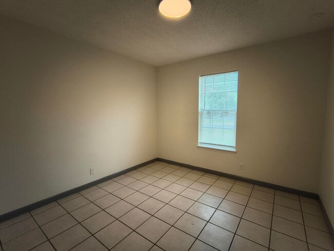Building Photo - Nice 3 bedroom 2 bath home FRESHLY painted AVAILABLE NOW!