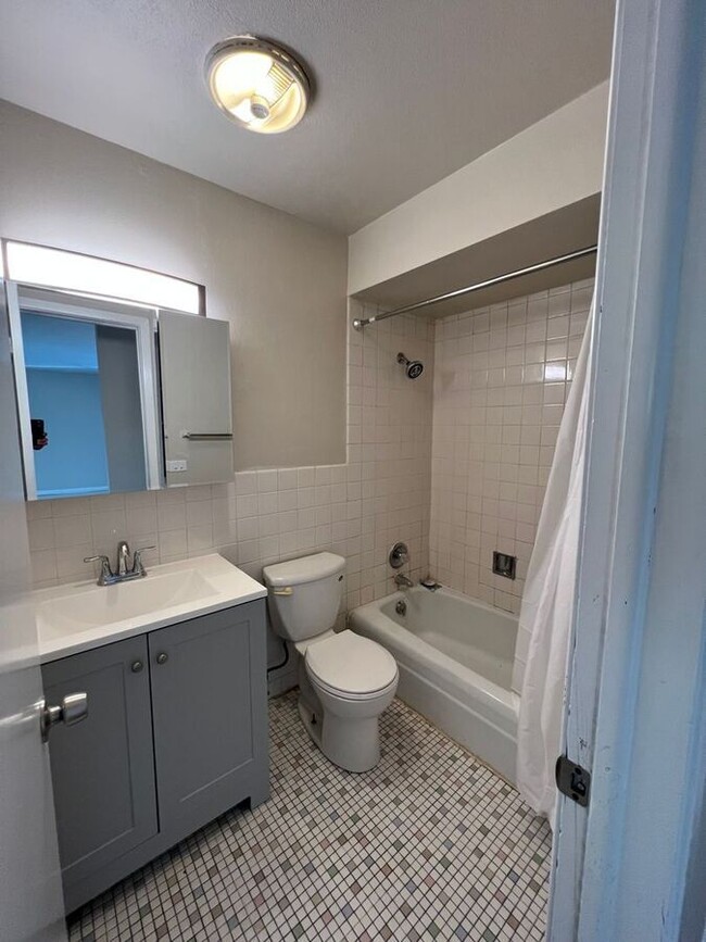 Building Photo - Cozy 1-Bed, 1-Bath Apartment in Villa Park...