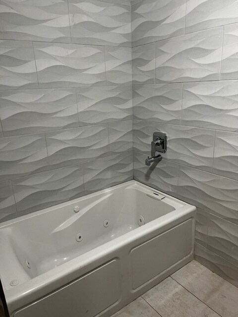 2nd Floor Bath/Jacuzzi Tub - 3808 Stocker St