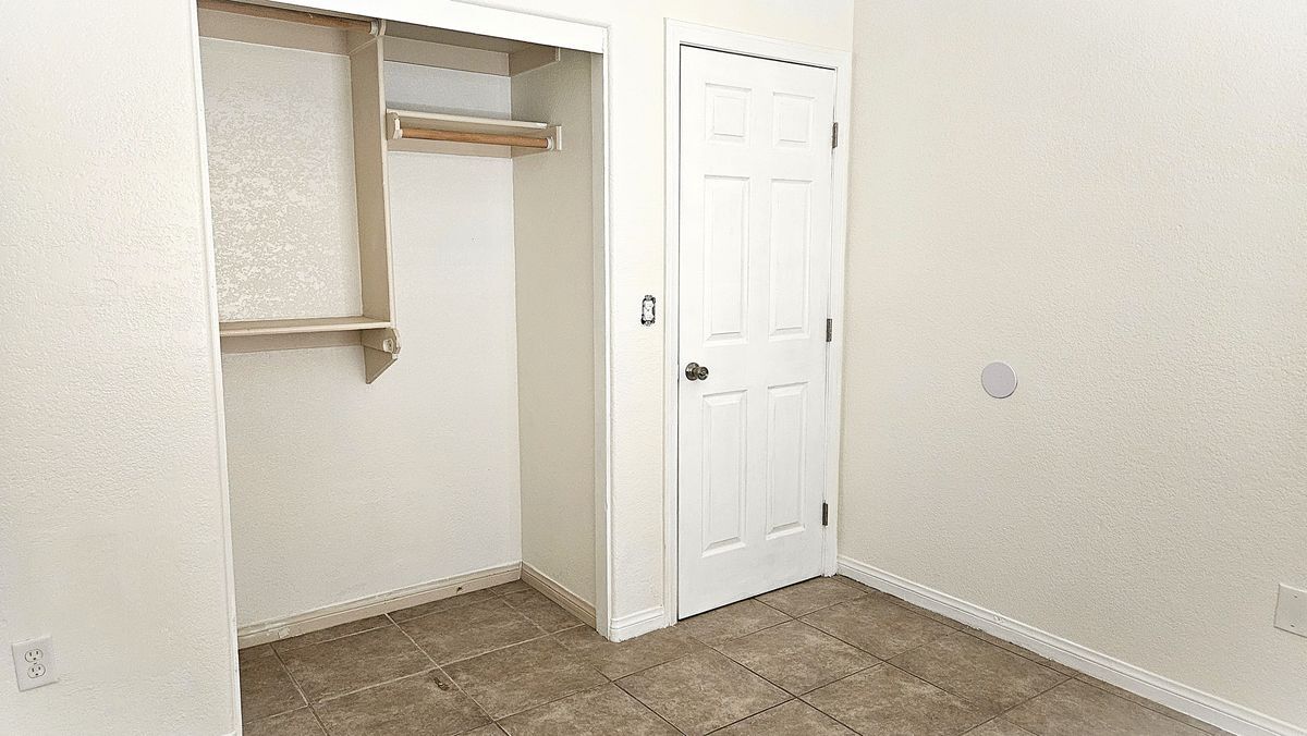 Building Photo - 10648 Peach Ave