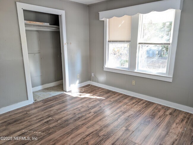 Building Photo - 220 2nd Way