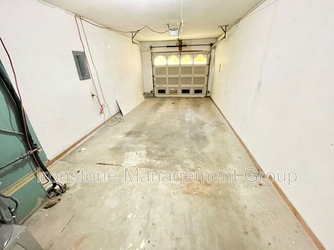 Building Photo - 5822 E 35th St