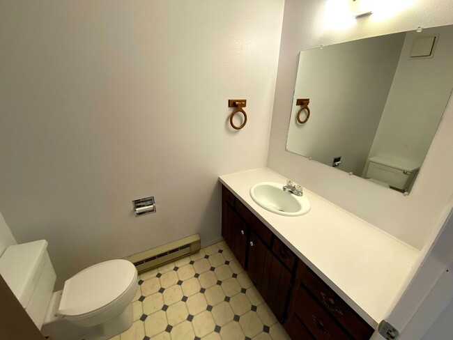 Building Photo - 3 Bedroom, 1.5 Bathroom Townhouse Next to High School and Middle School