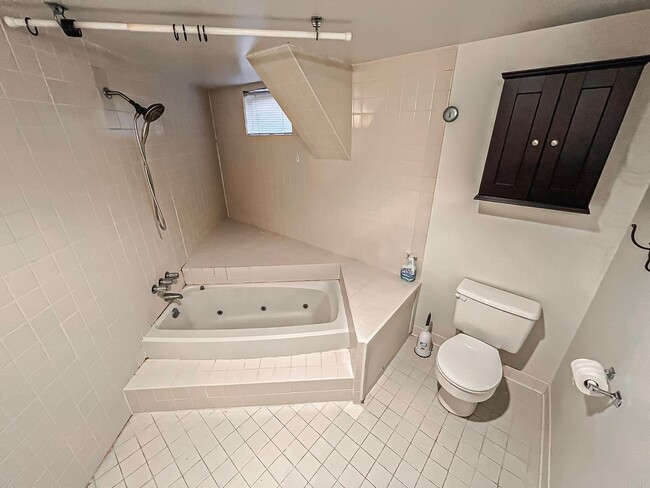 Building Photo - Gorgeous 3 Bedroom 2 Bathroom Unit With Su...