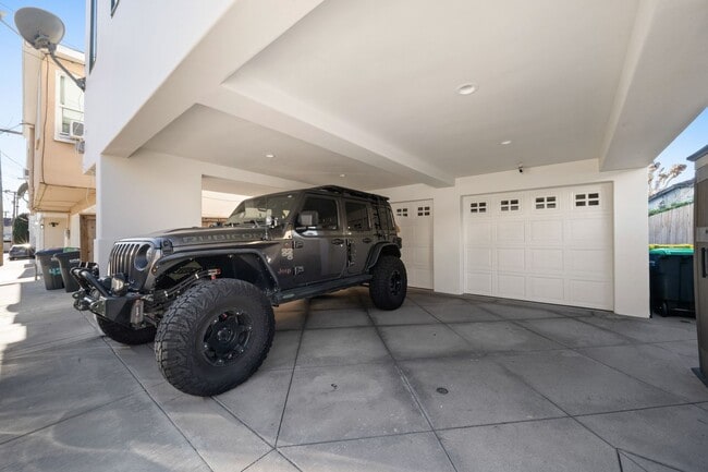 Building Photo - Light-Filled Furnished Townhouse with Rooftop Deck in Corona del Mar