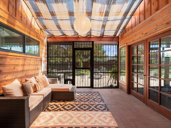 Building Photo - Dream Home