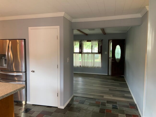 Building Photo - Beautiful Large 3 bedroom 2 bath in Levitt...