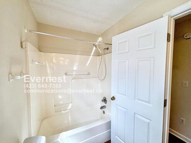 Building Photo - 3-Bedroom, 2-Bath Home with Modern Applian...