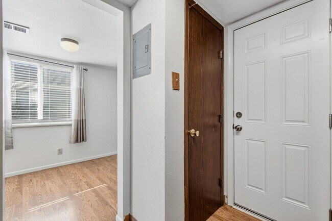 Building Photo - 2 Bed / 2 Bath Townhome in Denver