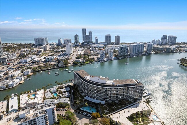 Building Photo - 900 Bay Dr