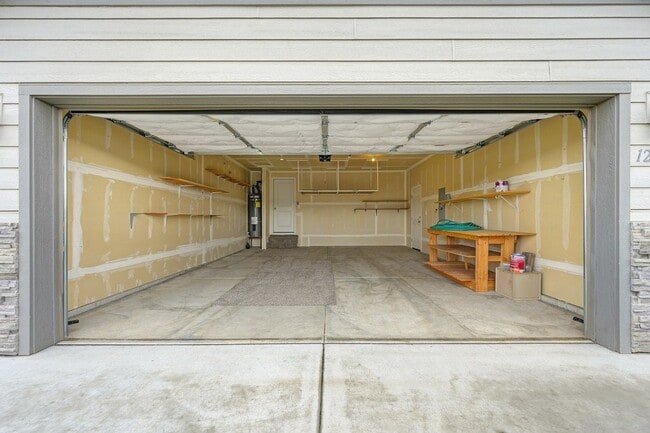 Building Photo - Bright 3-Bedroom Retreat with 2 Full Baths...