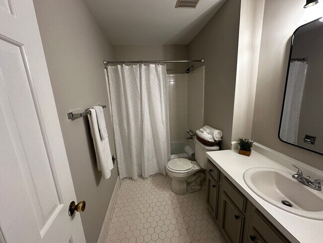 Building Photo - Available to View on 8/29! Luxurious Town ...