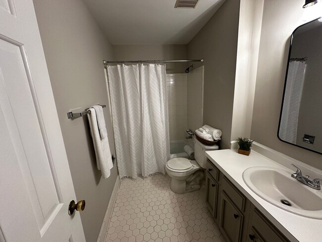 Building Photo - NOW AVAILABLE! Luxurious Town home in Nort...