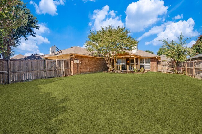 Building Photo - 2230 Cedarwood Dr