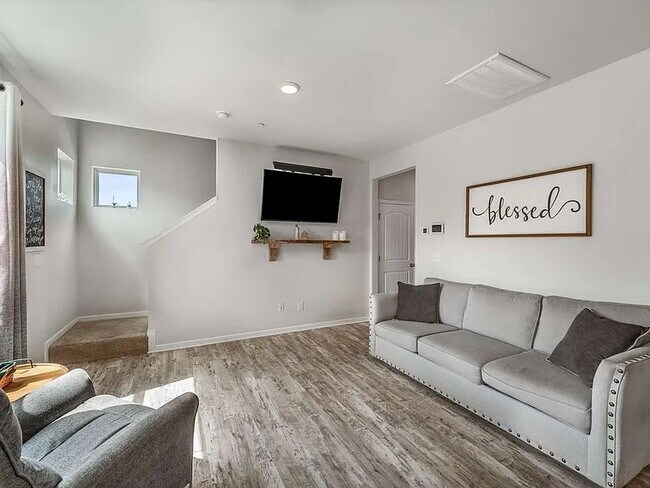 Building Photo - 324 Victory Cir