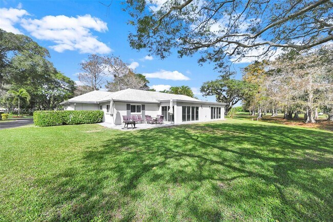 Building Photo - 820 E Cypress Ln