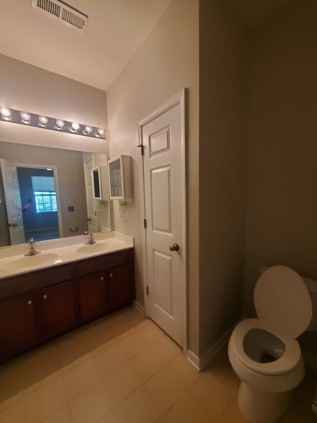 Building Photo - Liberty Hall End Unit 3Br 2.5Ba Townhome