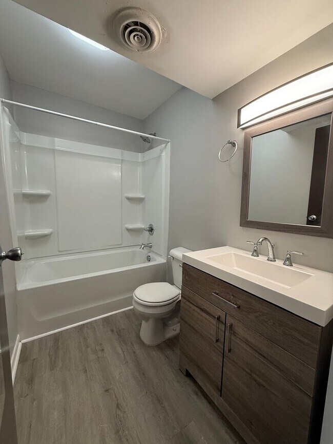 Building Photo - Cute and Convenient  South Nashville Townhouse near BNA and Woodbine - Renovated