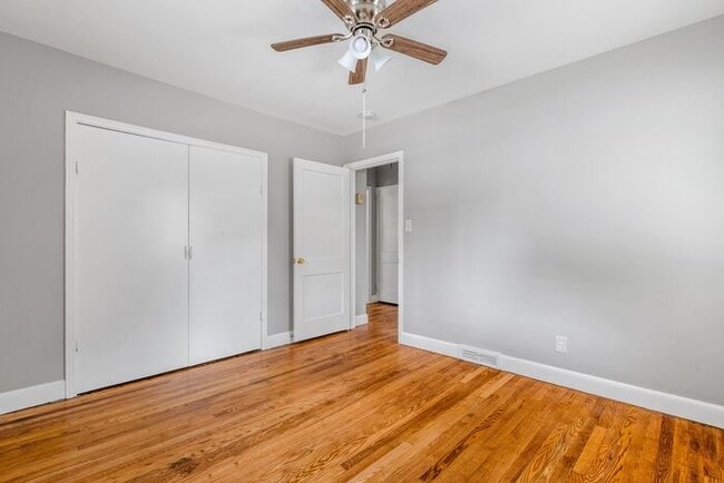 Building Photo - Adorable Duplex in the UNCG Area, Hardwood...