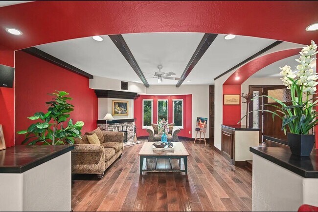 Building Photo - 6 Bed 4 Bath In Alamo
