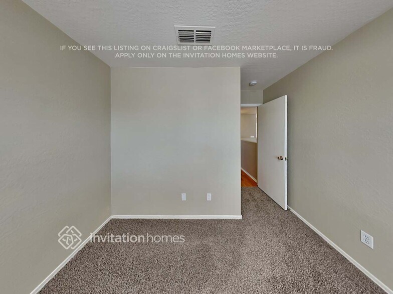 Building Photo - 11821 W Laurel Ln