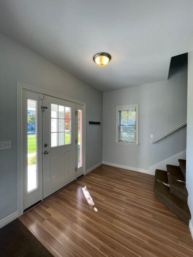 Building Photo - Beautiful 5 Bedroom Home in Daybreak