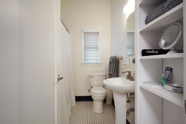 Building Photo - 1647 Lake Ella Dr