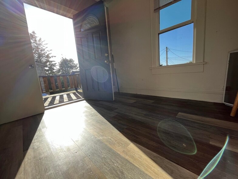 Building Photo - 430 S Holladay Dr