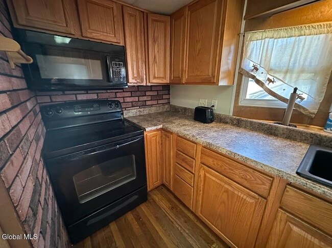 Building Photo - 98 Point Breeze Rd