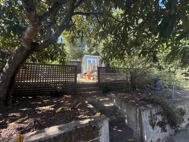 Building Photo - THREE BEDROOM / TWO BATH HOME IN NICE NEIG...