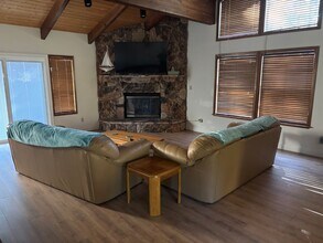 Building Photo - Low Elevation Townhome