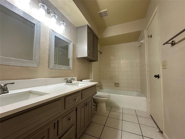 Building Photo - 1900 Tree House Ln