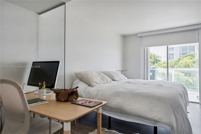 Building Photo - 10000 W Bay Harbor Dr