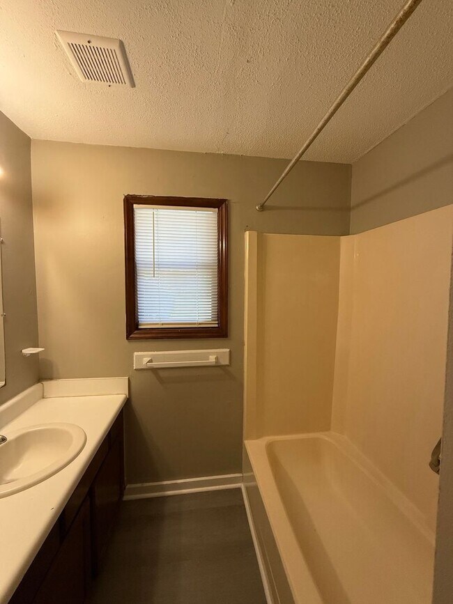 Building Photo - One bedroom, 1 bath condo in Durham