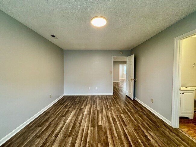 Building Photo - 4 Bedrooms/2 Bath Ranch Home!